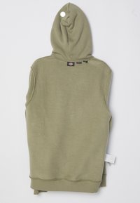 Sweat à capuche sans manches vert olive avec une petite étiquette logo au niveau du cou et un ourlet côtelé, montré de dos sur fond blanc.