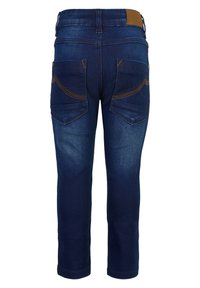 Jeans de mezclilla azul oscuro con pierna ajustada, que cuentan con dos bolsillos traseros, un sutil detalle de costura y una etiqueta de cuero marrón en la cinturilla.