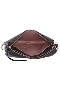 Clutch bag in pelle nera con zip dorata. Interno foderato in tessuto marrone chiaro, con una tasca con zip e un ampio scomparto.