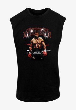 Camiseta sin mangas negra con un estampado gráfico de un boxeador con acentos rojos y texto, destacando "Dynamite Mike" y "NYC Brooklyn."