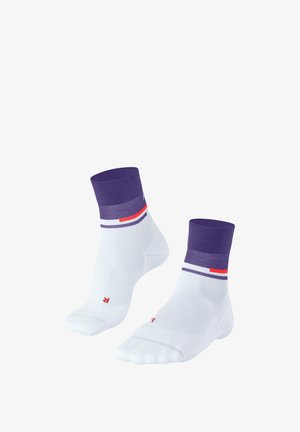 Calzini bianchi alla caviglia con un bordo a costine viola, caratterizzati da due strisce orizzontali in viola e rosso. Struttura con tallone e punta rinforzati.