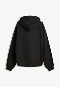 Čierna mikina s kapucňou a dlhými rukávmi, s rebrovanými manžetami a lemom. Tkanina vyzerá mäkko a hladko, bez viditeľných vzorov alebo akcentov.