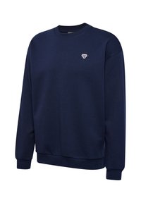 Marineblå crewneck sweatshirt med lange ærmer og lille hvid bi-logo på venstre bryst.
