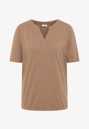 Chemise décontractée à manches courtes, de couleur marron clair, avec un col rond et une petite encoche en V à l'avant, réalisée en tissu doux.