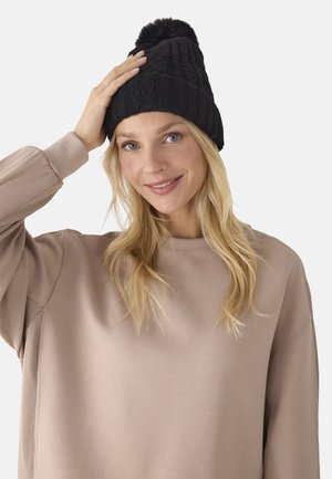 Ysabel Mora, Gorro - black