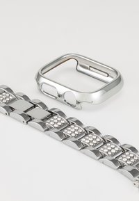 Bracelet de montre en argent avec des strass, présentant un design segmenté. Comprend un boîtier métallique avec des découpes pour les boutons et l'affichage.