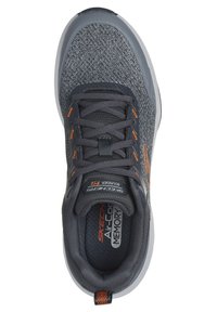 Grauer Sportschuh mit einem strukturierten Mesh-Obermaterial, orangefarbigen Akzenten, Gummisohle und Schnürverschluss. Mit Memory-Schaum-Innensohle und gepolstertem Kragen.