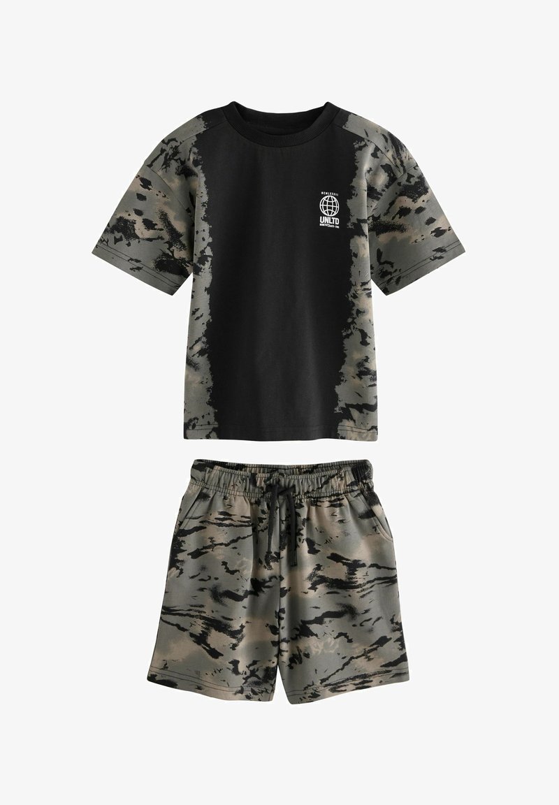 T-shirt manches courtes tie-dye noir et gris avec logo globe blanc et short assorti à taille élastique avec cordon noir.