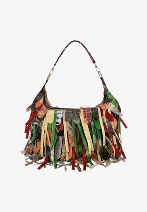 Geantă colorată realizată din materiale cu texturi diferite, cu franjuri stratificate în modele verde, roșu, galben și maro, având o curea curbată.