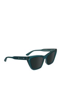 Occhiali da sole in plastica teal con forma geometrica a occhio di gatto, lenti scure e dettagli argentati sulle aste. Presentano un design minimalista.