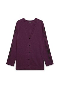 Lila cardigan med V-ringning, svarta blommönster längs ärmarna och fem svarta knappar fram. Mjuk stickad textur.