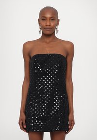 Rochie mini neagră fără bretele, confecționată dintr-un material cu paiete, având un model punctat. Textură netedă și siluetă ajustată.
