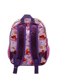 Sac à dos violet avec un extérieur à motifs mettant en avant divers personnages de dessins animés, poches latérales en mesh et bretelles rembourrées pour le confort.