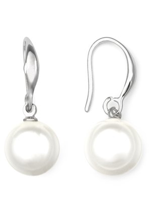 Boucles d’oreilles à crochets en argent avec de grosses perles blanches rondes suspendues sous des montures métalliques lisses et incurvées, présentées sur fond blanc.