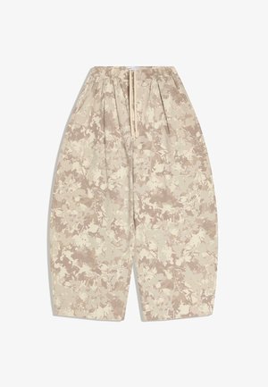 Laza, bézs és krémszínű virágmintás, széles szárú nadrágok rugalmas derékpánttal és húzózsinóros megkötéssel.