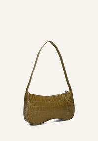 Olivgrüne Handtasche aus Kunstleder mit Krokodilprägung, geschwungener Silhouette, flachem Boden und einem verstellbaren Schultergurt. Mit Reißverschlussverschluss.