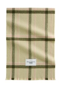 Beżowy szal w kratę z zielonymi i różowymi wzorami. Wykonany z miękkiego materiału, z postrzępionymi brzegami i białą metką z napisem "Marc O'Polo DENIM".