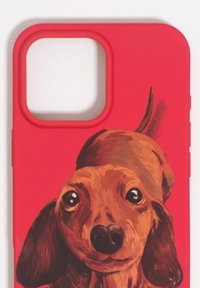 Czerwone etui na telefon z detaliczną ilustracją jamnika o dużych, wyrazistych oczach i gładkiej fakturze. Kwadratowe wycięcie na aparat.