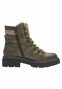 Botas de tobillo de imitación de cuero verde con un cuello texturizado de franjas marrón claro, cierre de cremallera, parte frontal con cordones y suela negra rugosa.