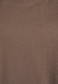 Tessuto di cotone marrone con una texture liscia e un design classico a girocollo. Nessun motivo visibile o dettagli in metallo.
