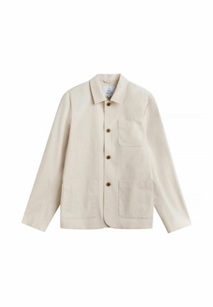 Beige jakke med knapper foran, tre knapper, krave, lange ærmer og tre påsyede lommer foran på hvid baggrund.