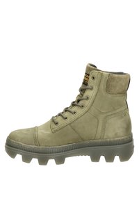 Botas tobilleras verde oliva de ante, con una puntera texturizada, cordones resistentes y una suela de goma gruesa con surcos profundos.
