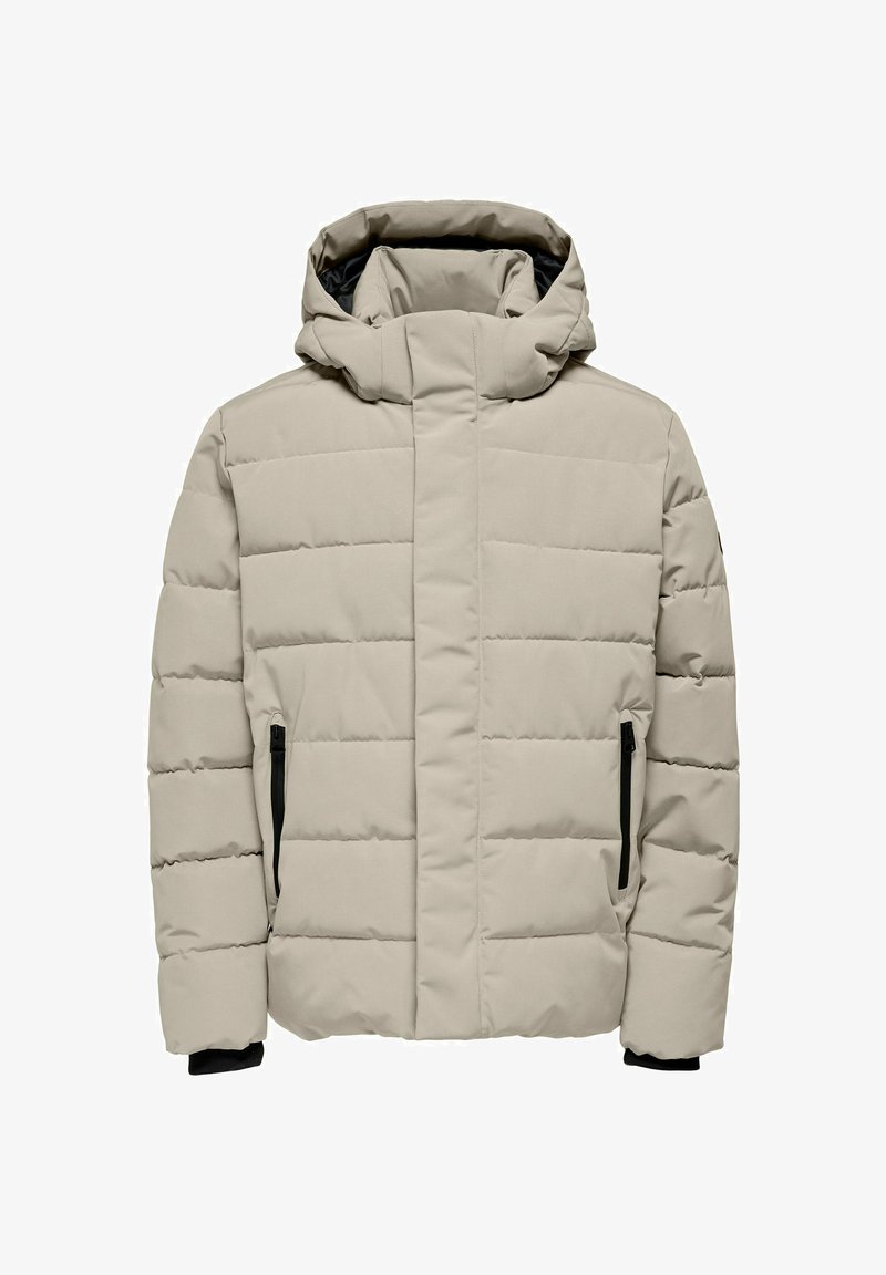 Veste d'hiver matelassée beige avec capuche, fermeture éclair à l'avant recouverte par un rabat et poches latérales zippées noires.