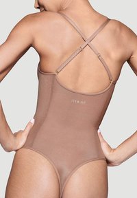 Body marrone con spalline incrociate, caratterizzato da una texture liscia, design minimale e dettaglio del logo sul retro. Inclusi hardware regolabili.