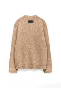 Beżowy sweter z dzianiny o teksturowanej powierzchni, z prążkowanymi mankietami i dołem oraz prostokątną metką na górnej części pleców. Posiada dekolt typu crew neck.