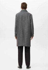 Abrigo largo de lana gris con un diseño estructurado, cierre de un solo pecho, cuello con muesca, puños de dos botones y una silueta recta en la parte posterior.