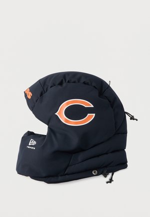 Cagoule bleu marine à design rembourré. Présente un logo "C" orange et un marquage New Era. Cordon de serrage réglable pour un ajustement parfait.