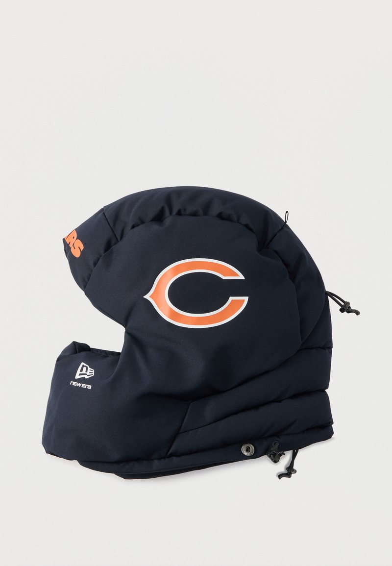 Marineblaue Balaklava mit gepolstertem Design. Mit orangefarbenem "C"-Logo und New Era Markenzeichen. Verstellbarer Kordelzug für eine enganliegende Passform.