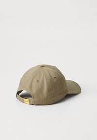 Cappellino da baseball color khaki con visiera curva, cinturino regolabile e logo ricamato in oro sul lato. Realizzato in tessuto resistente.