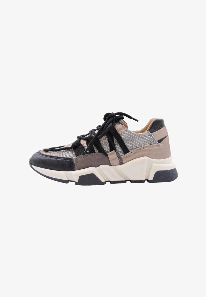 Vetersneaker met een mix van grijs, zwart en beige materialen, bovenwerk van textuurstof, chunky witte zool en kenmerkende zwarte accenten.