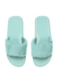 Jasnoniebieskie klapki slip-on z pluszowym wierzchem, teksturowaną wkładką i wzorzystą gumową podeszwą zapewniającą przyczepność.