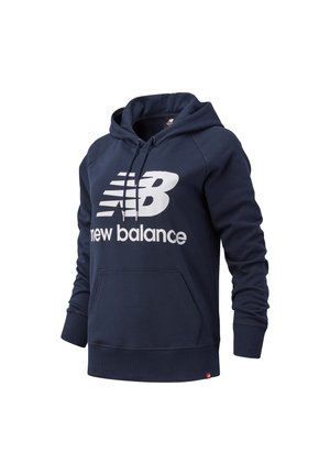 Laivastonsininen New Balancen huppari, jossa on etutasku, kiristysnauhallinen huppu ja suuri valkoinen logo sekä teksti rinnassa.