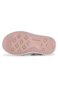 Roze rubberen schoenzool met een diamantpatroon tekstuur, voorzien van "SHOESME" branding en een witte rand. Ontworpen voor grip en stabiliteit.