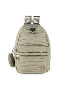 Mochila acolchada verde claro con forma redondeada, cierre de doble cremallera, bolsillo frontal y un estuche extraíble en el lateral. Acentos en hardware plateado.