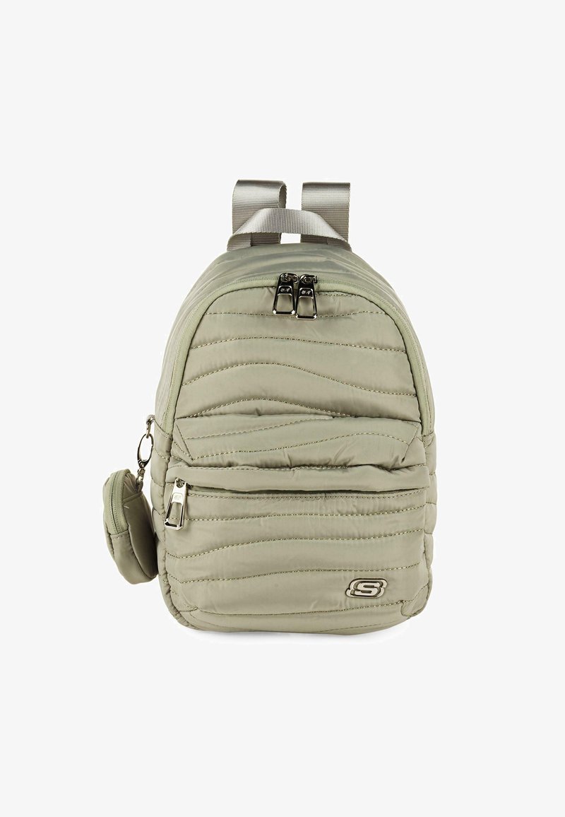 Mochila acolchada verde claro con forma redondeada, cierre de doble cremallera, bolsillo frontal y un estuche extraíble en el lateral. Acentos en hardware plateado.