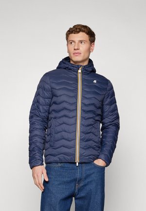 Wasserabweisende navyblaue Daunenjacke mit Zickzackmuster, Reißverschluss vorne, Kapuze und kontrastierenden gelben Reißverschlussakzenten.