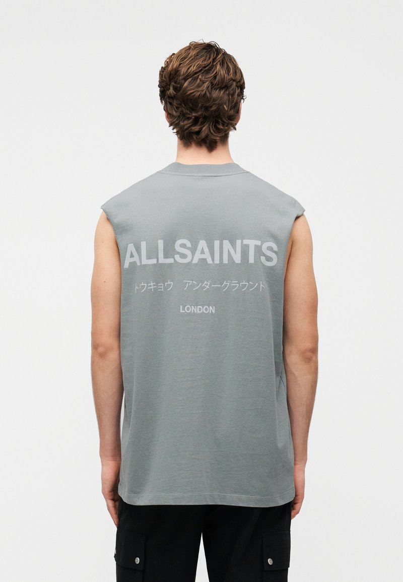 Αμάνικη γκρι μπλούζα με μεγάλο κείμενο "ALLSAINTS" και "LONDON" στην πλάτη, κατασκευασμένη από απαλό βαμβάκι με λεία υφή.