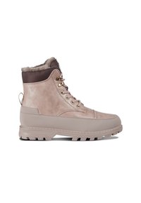 Vedenkestävät nilkkurit vaaleasta beige-nahasta, joissa on pehmeä ruskea tekokarvakaulus, metalliset napit ja kuvioitu kumipohja pitävyyden takaamiseksi.