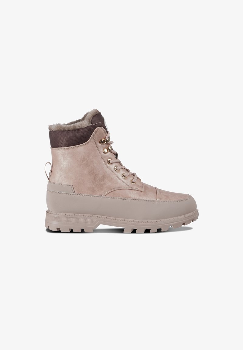 Vedenkestävät nilkkurit vaaleasta beige-nahasta, joissa on pehmeä ruskea tekokarvakaulus, metalliset napit ja kuvioitu kumipohja pitävyyden takaamiseksi.