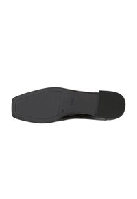 Sole in pelle nera, piatta con una finitura liscia e lucidata; include un tacco in gomma con motivo per una migliore aderenza; dettagli del marchio in rilievo.