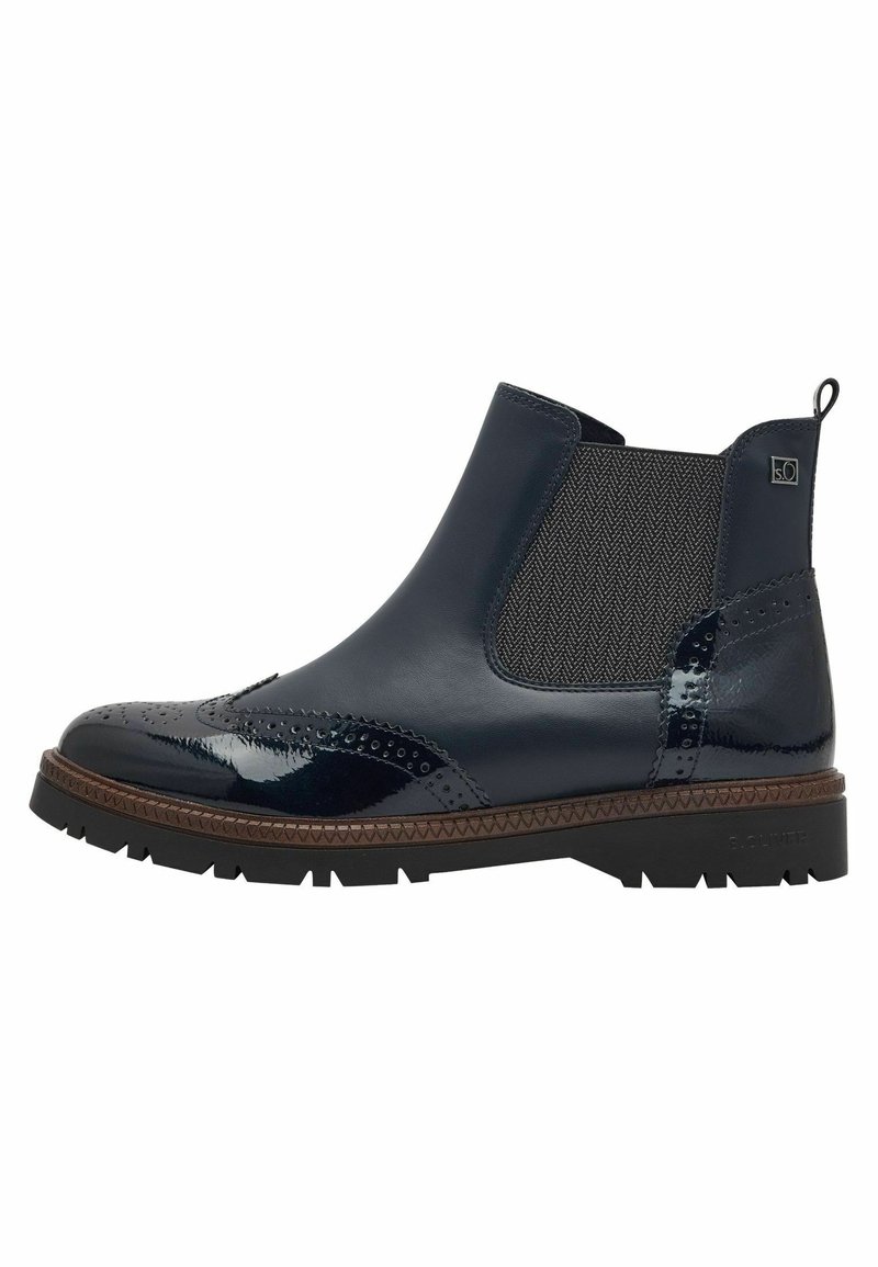 Bottes Chelsea en cuir bleu marine à texture brillante, détails brogue, panneaux élastiques sur les côtés et semelle en caoutchouc robuste ; présentent des accents de coutures marron.