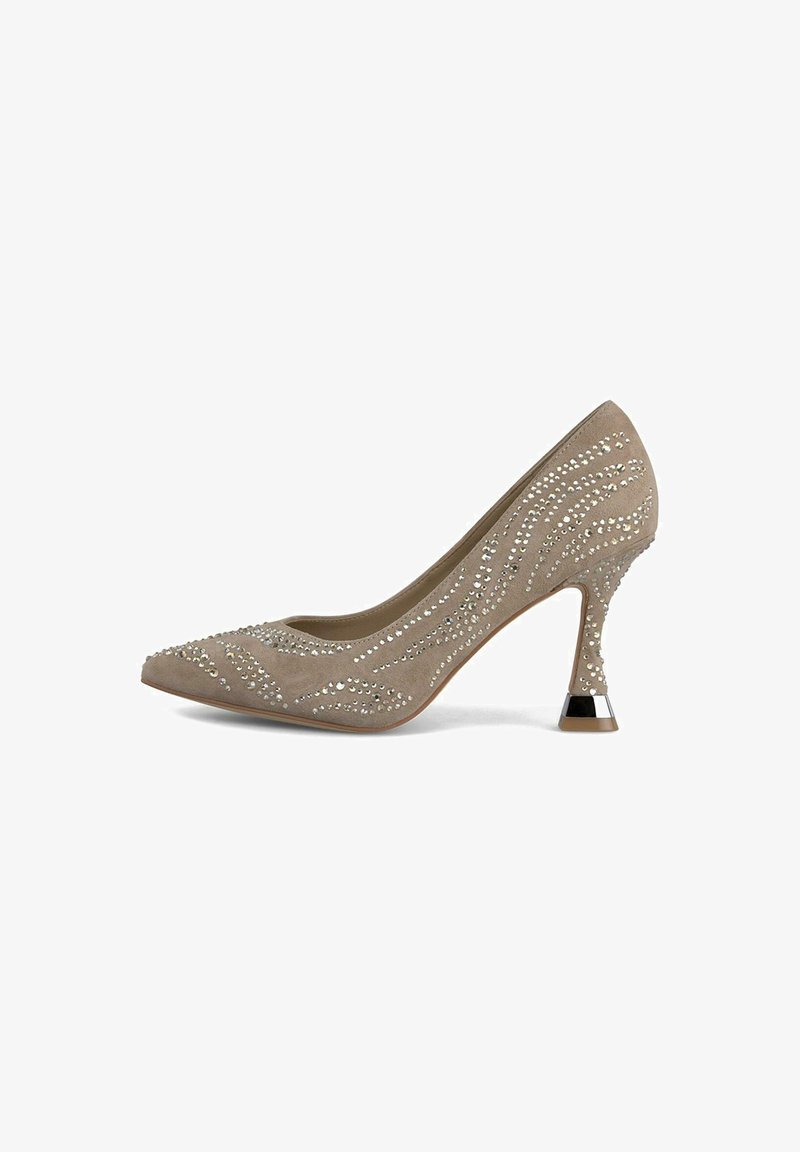 Zapato de tacón alto de ante beige con punta afilada, adornado con brillantes strass en patrones ondulados y un tacón con detalles metálicos.