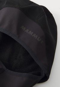 Svart softshell-balaklava med fleecefôr og "Mammut"-logo trykt på siden.
