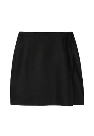 Fustă înfășurată din in negru, cu o cravată la talie, având o textură netedă și o siluetă dreaptă. Fără modele sau embellishments.