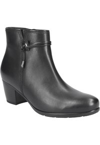 Schwarze Knöchelstiefel aus glänzendem Leder, mit runder Zehenform, kleinem Blockabsatz und dekorativem Knöchelriemen mit metallic Akzenten.