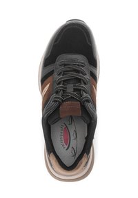 Zwarte en bruine sportieve schoen met suède en mesh panelen, vetersluiting, gevoerd kraagje en een gestructureerde zool. Binnenin beschikt de schoen over een gestreepte inlegzool.